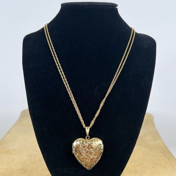 Vintage 1928 Gold Heart Pendant Locket Necklace - Classy Minimal Dainty Necklace - Picture 2 of 6